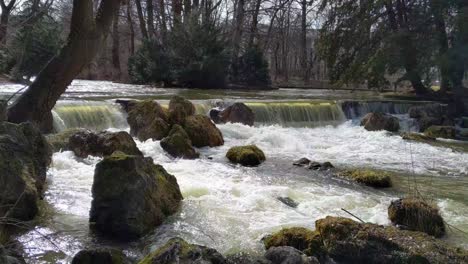 Pequeña-Cascada-Relajante-Y-Tranquila-En-El-Jardín-Inglés-De-Munich