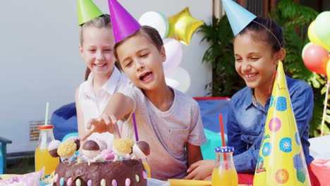 niños con pastel de cumpleaños en el patio trasero de la casa 4k