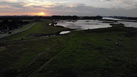 Niederländisches-Süßwasser-Gezeitengebiet-Während-Des-Sonnenuntergangs