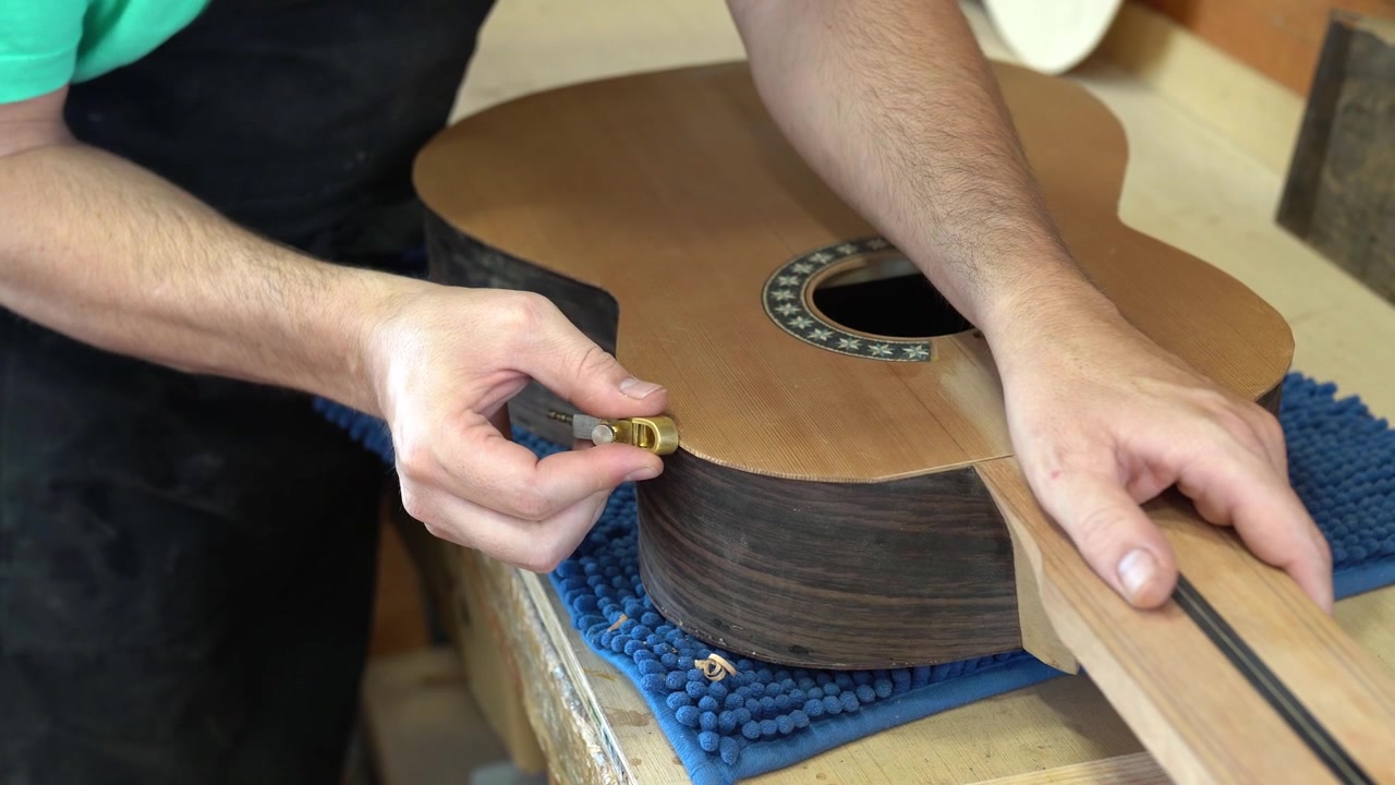 Liutaio spagnolo che lavora su una chitarra flamenca
