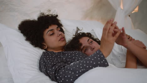 Happy-couple-laying-on-bed