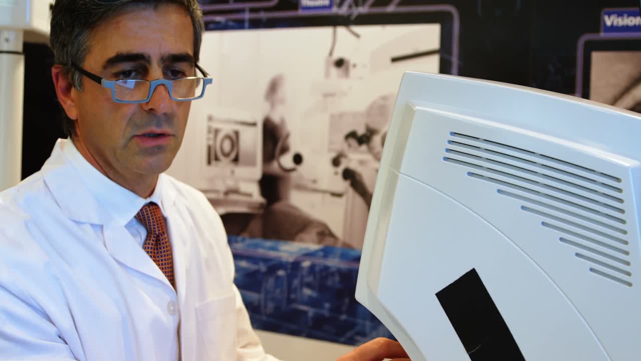 optometrista examinando los ojos del paciente con autorrefractores 4k