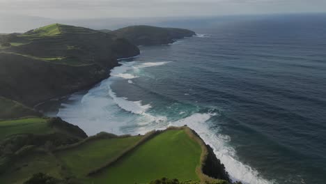 Toma-Aérea,-Punto-De-Vista-De-Drones-Costa-Rocosa,-Costa-Del-Océano-Atlántico-De-La-Isla-De-Sao-Miguel,-Azores,-Portugal