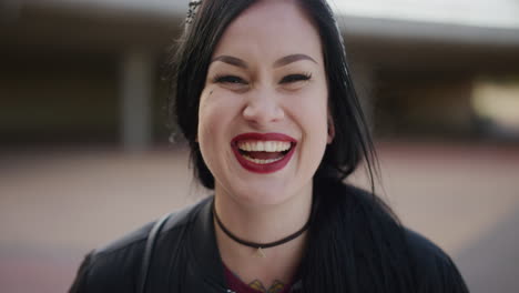 retrato en primer plano de una joven caucásica feliz riendo alegremente mirando a la cámara una mujer exitosa con lápiz labial rojo