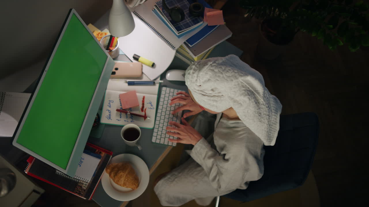 Persona sconosciuta che preme i pulsanti di un computer mockup in primo piano. Ragazza che scrive messaggi su un dispositivo.