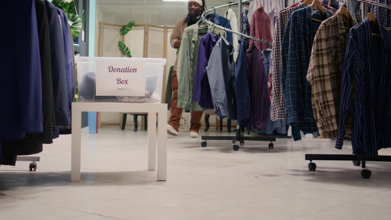 고객 들 은 중고 가게 에서 물건 을 기증 한다