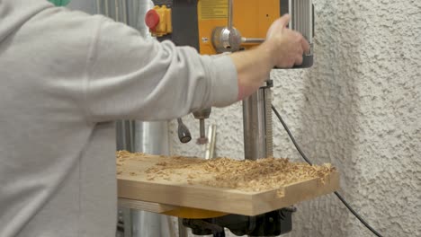 joven usando perforaciones de columna en losa de roble blanco