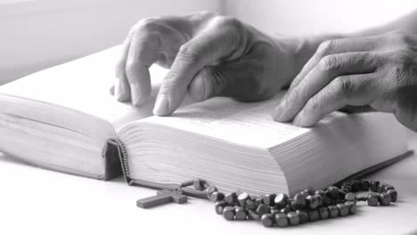 rezando a dios con la mano en la biblia con fondo blanco con gente metrajes