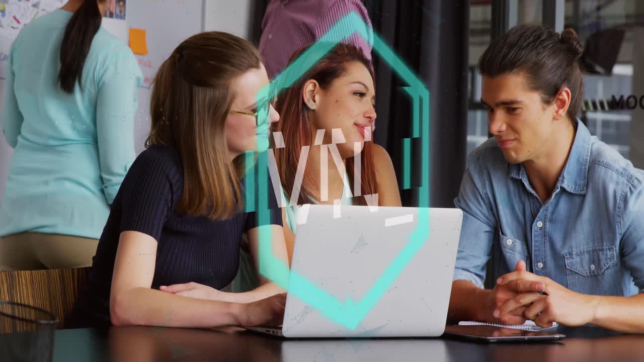 animación de banner de texto nft contra diversos colegas discutiendo juntos en la oficina