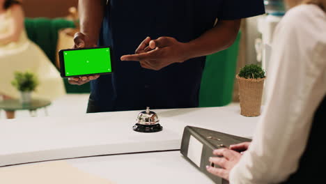 invitado mostrando teléfono con pantalla verde