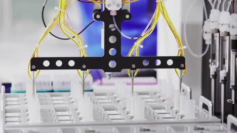 laboratorio automatizado en técnicamente avanzado la clínica está llevando a cabo un estudio destinado a combatir la diabetes, un análisis profundo de la sangre y las células del páncreas