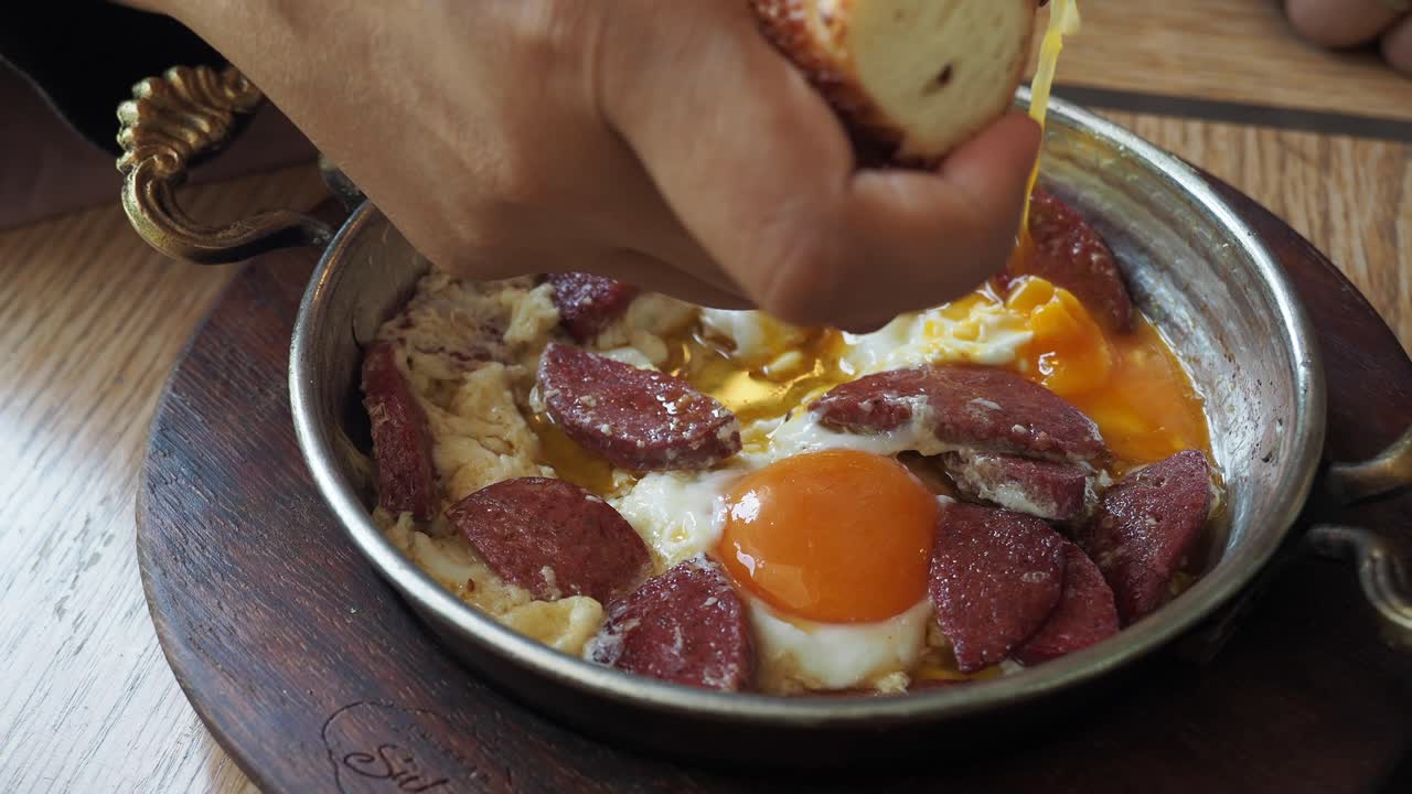 달과 소시지와 함께 맛있는 터키식 아침식사