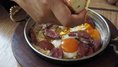 delicioso desayuno turco con huevos y salchichas