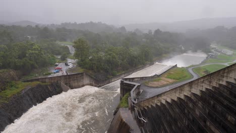 Draufsicht-Und-Handaufnahme-Des-Hinze-Staudamms-Unter-Starkem-Regen-Und-Wasserströmen-Während-La-Niña,-Hinterland-Der-Goldküste,-Queensland,-Australien