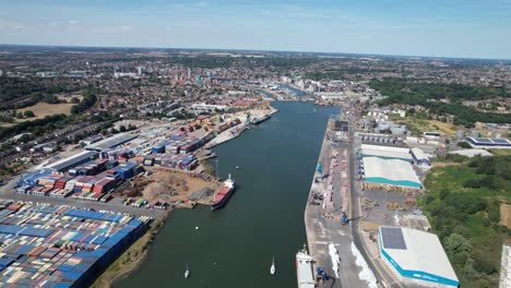 puerto deportivo de ipswich y ciudad de suffolk, reino unido, vista aérea de drones