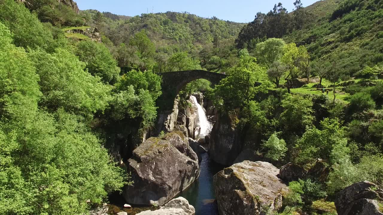 puente histórico y vista aérea de la naturaleza