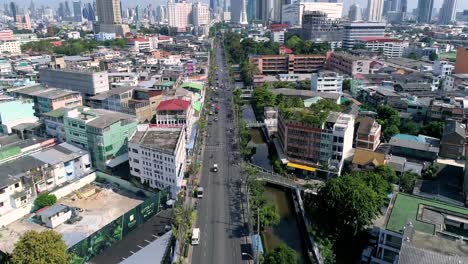 Fahrt-In-Eine-Großstadt,-Luftaufnahme-Der-Skyline-Von-Bangkok-In-Thailand