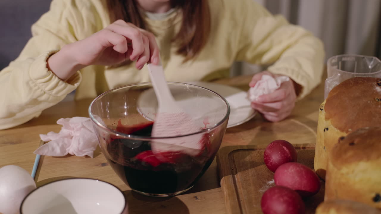 niño teñindo huevos de pascua y preparando pan de pascua