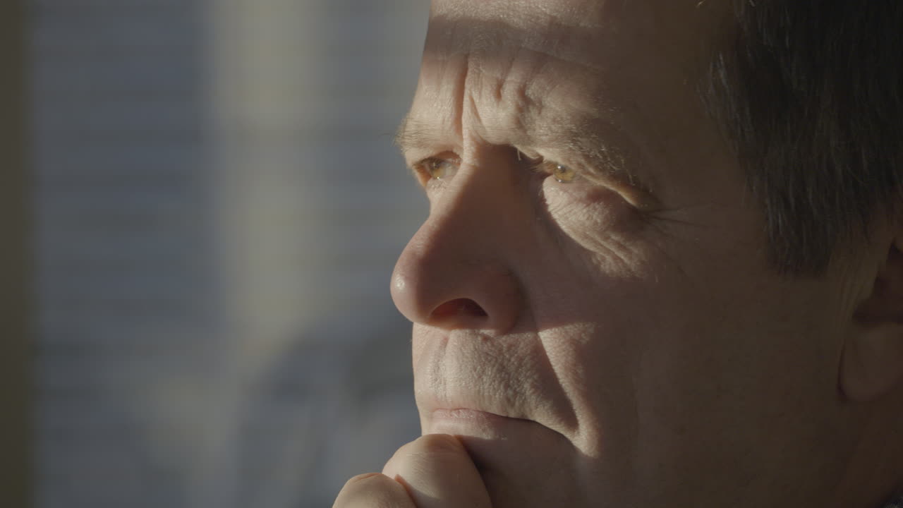 primer plano de un anciano escéptico y atribulado que dice no, lo desaprueba y sacude la cabeza