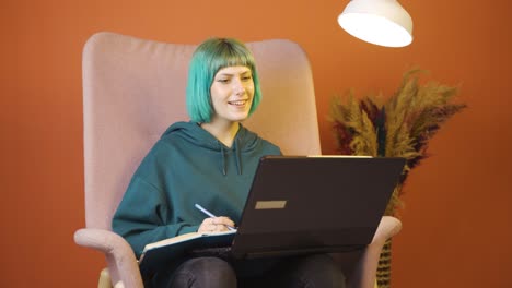 Mujer-Joven-Haciendo-Videollamada-En-Una-Computadora-Portátil.