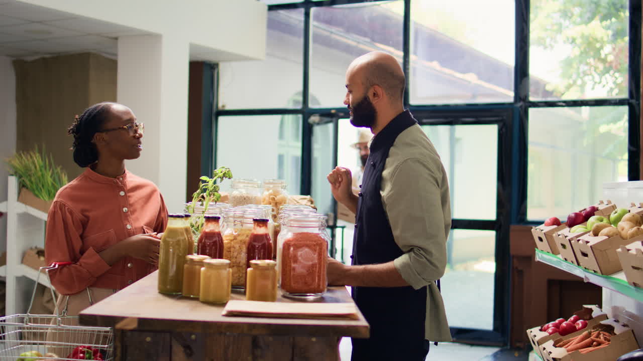 el agricultor suministra una tienda ecológica sin residuos
