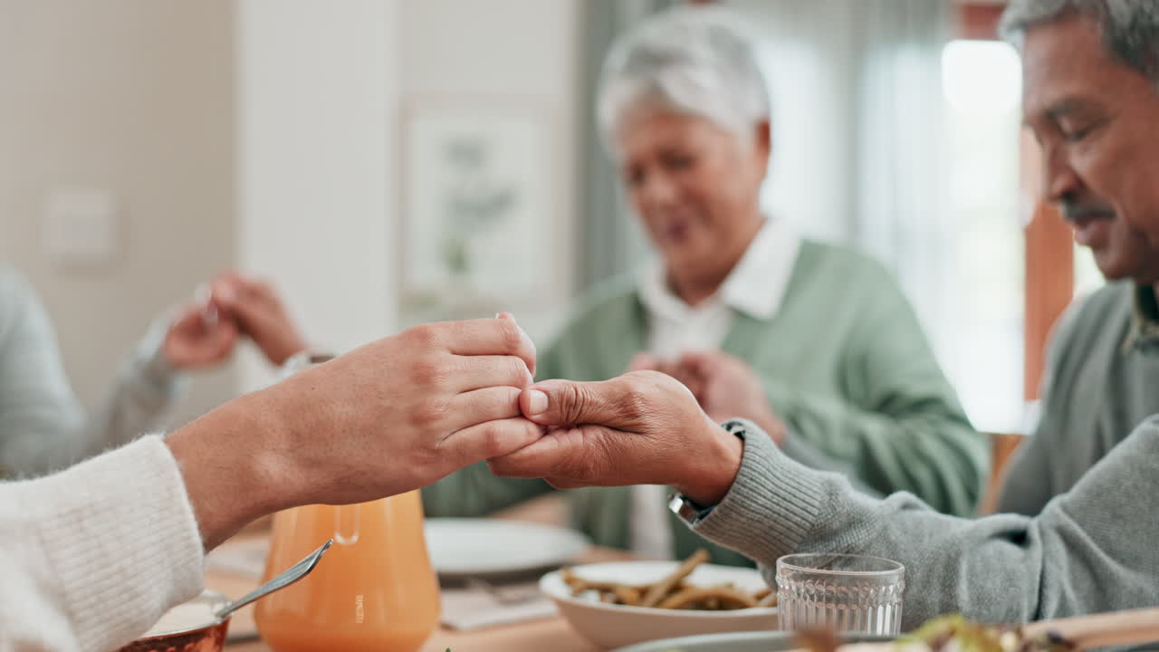 가족, 사람들과 손을 잡고 기도합니다.