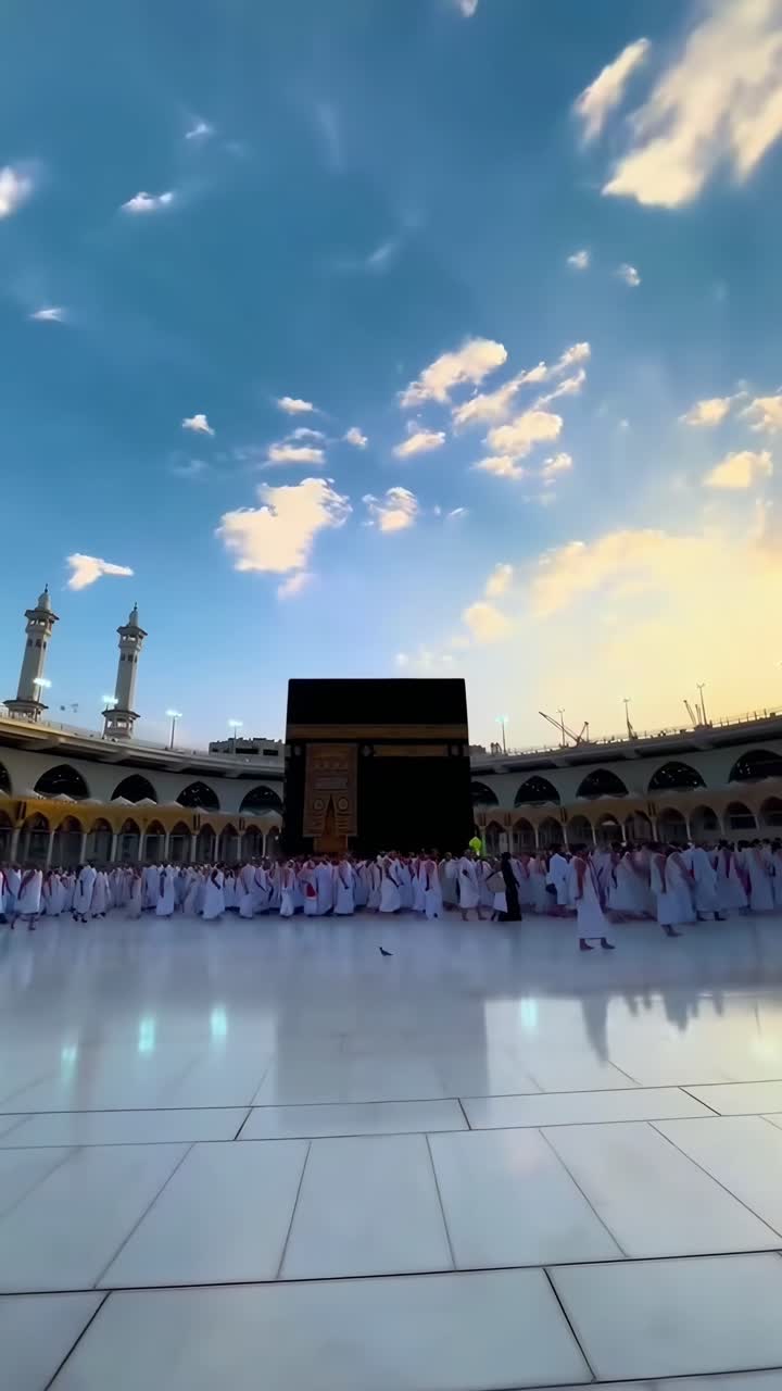 Peregrinos realizando rituales alrededor de la Kaaba al atardecer en La Meca