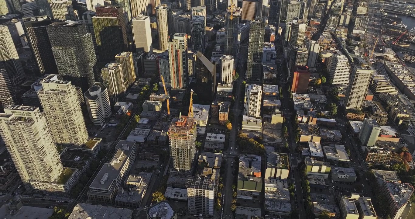 Aérea de Seattle, Washington v175: voo panorâmico de cima sobre Belltown e a orla em direção ao centro da cidade - Filmado com Mavic 3 Pro Cine - 6 de outubro de 2023.