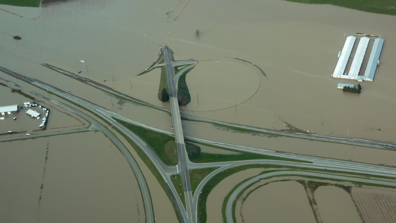 캐나다 bc 주 애보츠퍼드 시의 폭우로 인해 홍수에 잠긴 고속도로와 건물들