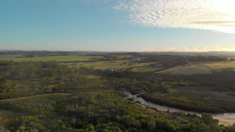 Toma-Aérea-De-La-Luz-Del-Sol-De-La-Mañana-En-El-Arroyo-Del-Tornillo-En-La-Costa-Victoriana-En-Australia