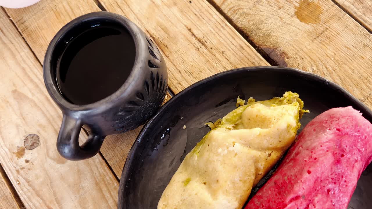 desayuno tradicional mexicano con pasteles de tamales salados y dulces combinados con café negro aromático, servido en una mesa de madera rústica, destacando la rica herencia culinaria de méxico