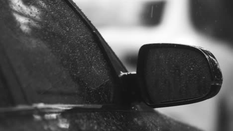 imágenes de primer plano de gotas de lluvia que descienden lentamente desde la ventana lateral y el espejo de un automóvil durante una tormenta