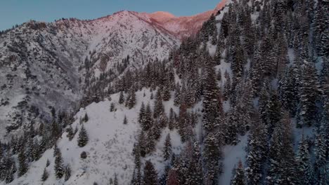 Überführung-Der-Schneebedeckten-Berge-Zur-Goldenen-Stunde,-Salt-Lake-City,-Utah