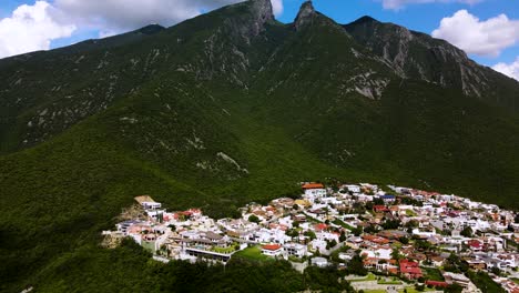 drone video de casas en la base de una montaña en un barrio rico en méxico