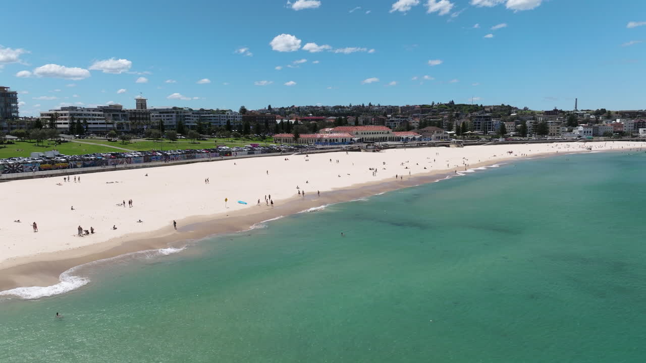 paisaje marino escénico en la playa de bondi en sydney, australia - disparo aéreo de drones