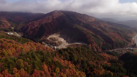 Una-Mosca-Sobre-Los-Alpes-Japoneses-Durante-El-Otoño-Y-Su-Follaje-Otoñal