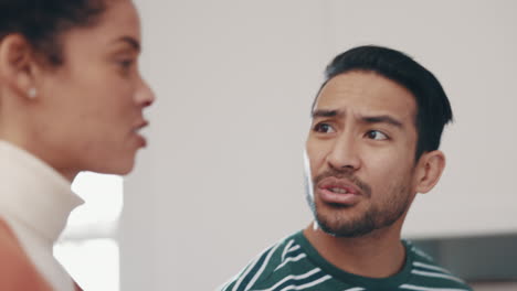comunicación, molesto y pareja en una discusión