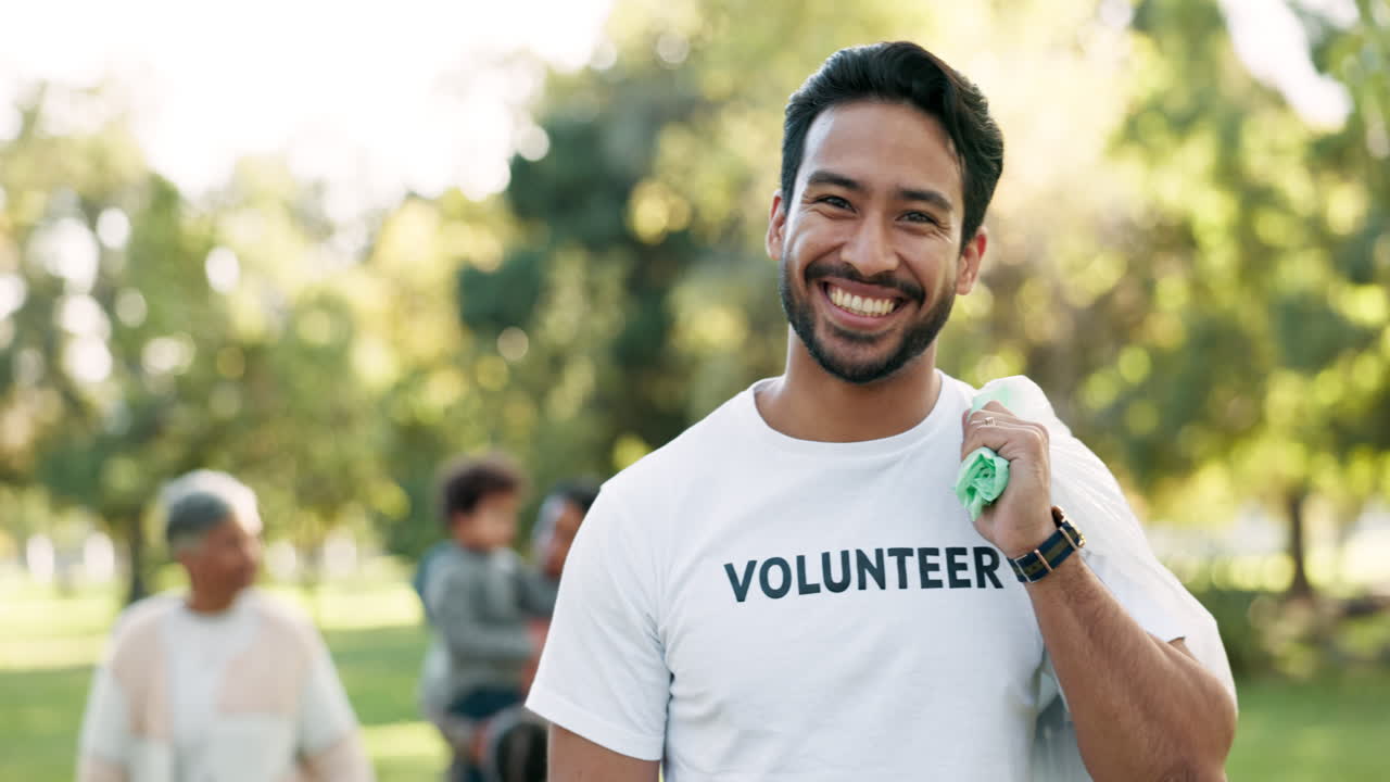 pulizia, volontario felice e uomo nel parco