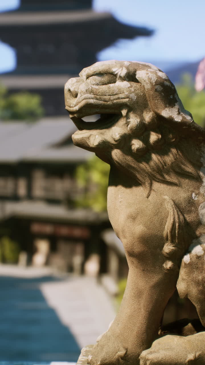 Estatua de Komainu de piedra en un templo japonés