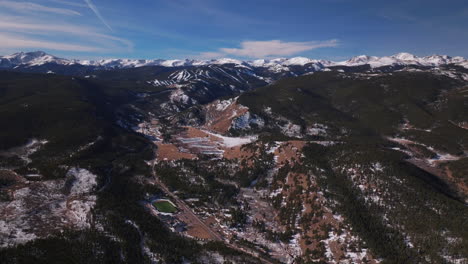 la pista de esquí de montaña de eldora corre por las cimas indias woodward ikon pass colorado cinematográfico drone aéreo rocas planas hierros países bajos rango delantero invierno cielo azul ciudad central black hawk hacia adelante panorámica amplia