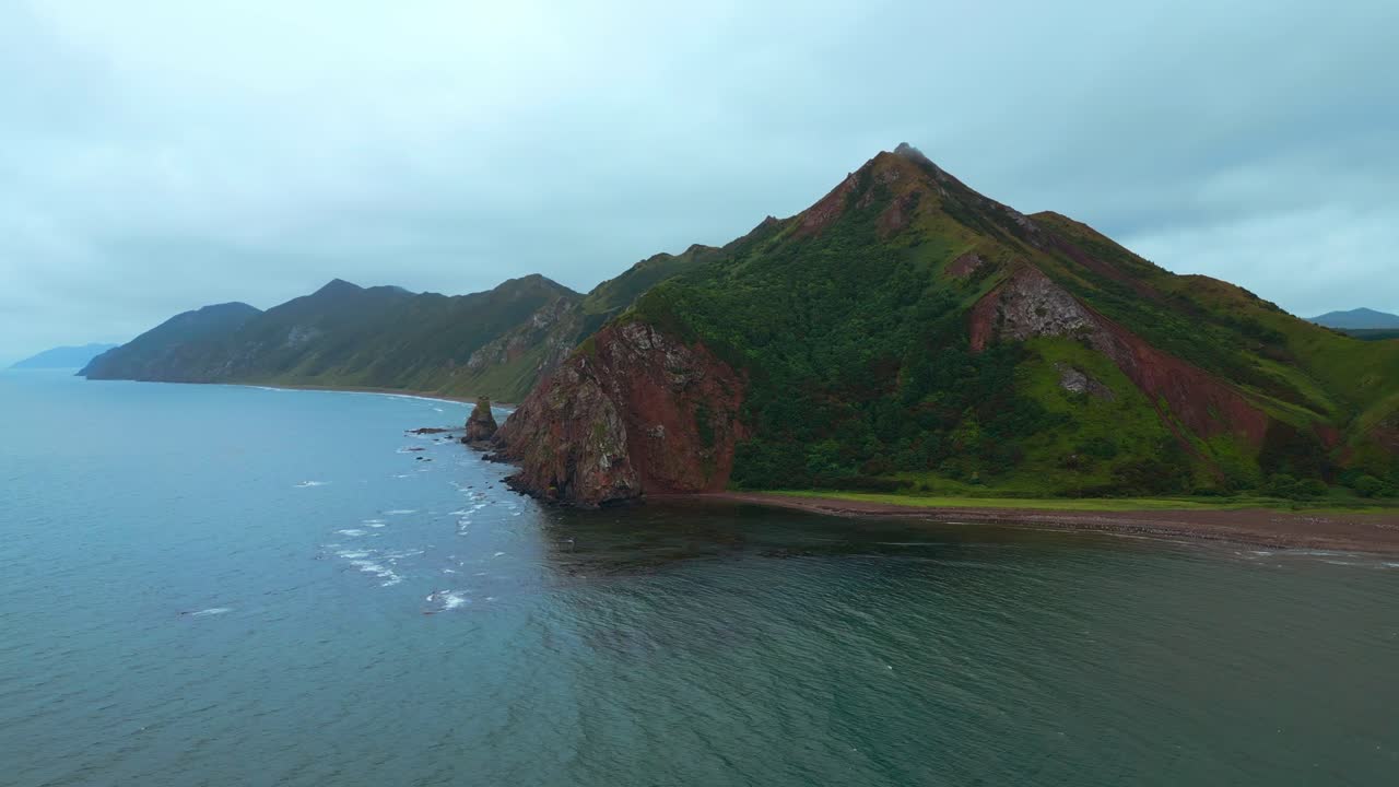 прибрежный горный хребет с воздуха