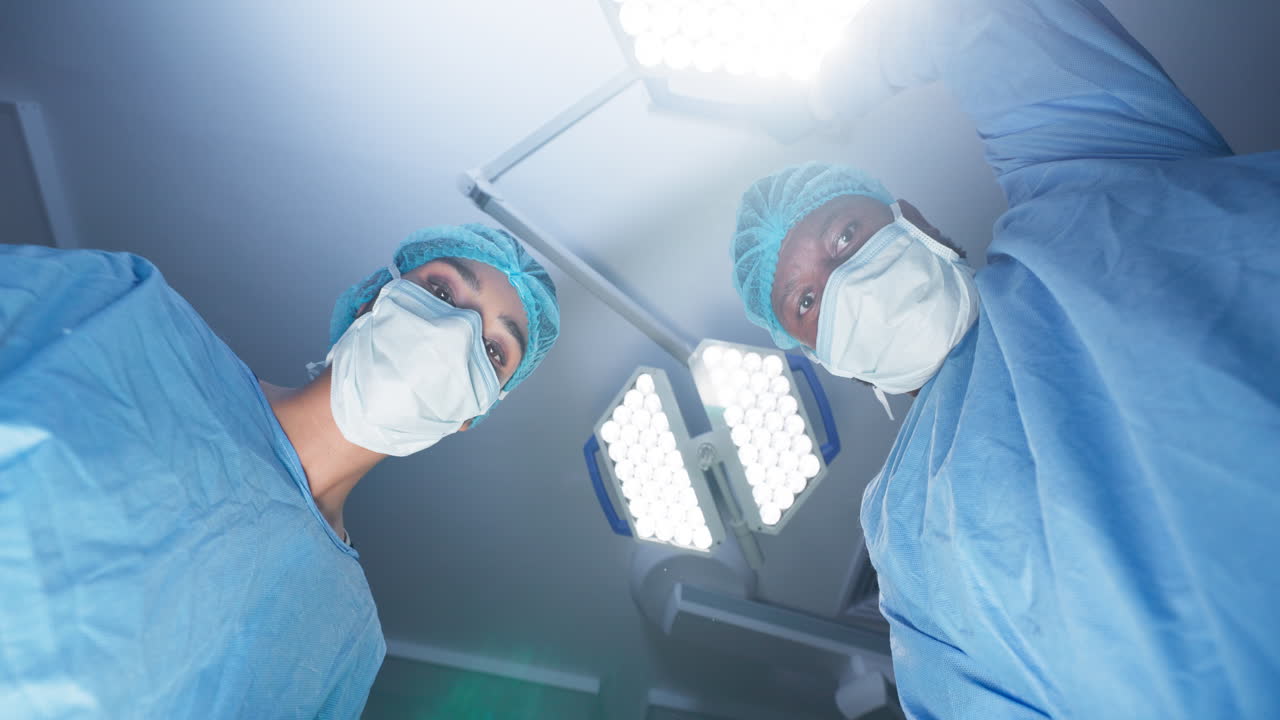 Hospital, médico y luces para cirugía