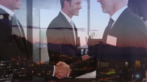 animación de hombres de negocios caucásicos felices estrechando la mano sobre el paisaje urbano