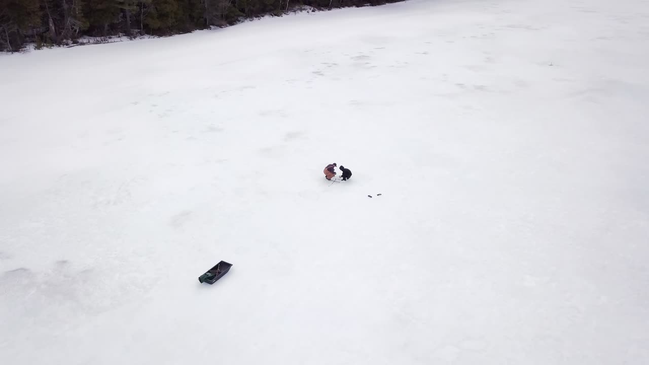 Vista aerea della pesca sul ghiaccio sul laghetto Fitzgerald, Maine