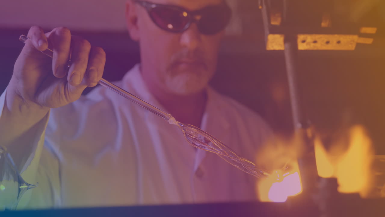 animación de un hombre caucásico derritiendo vidrio