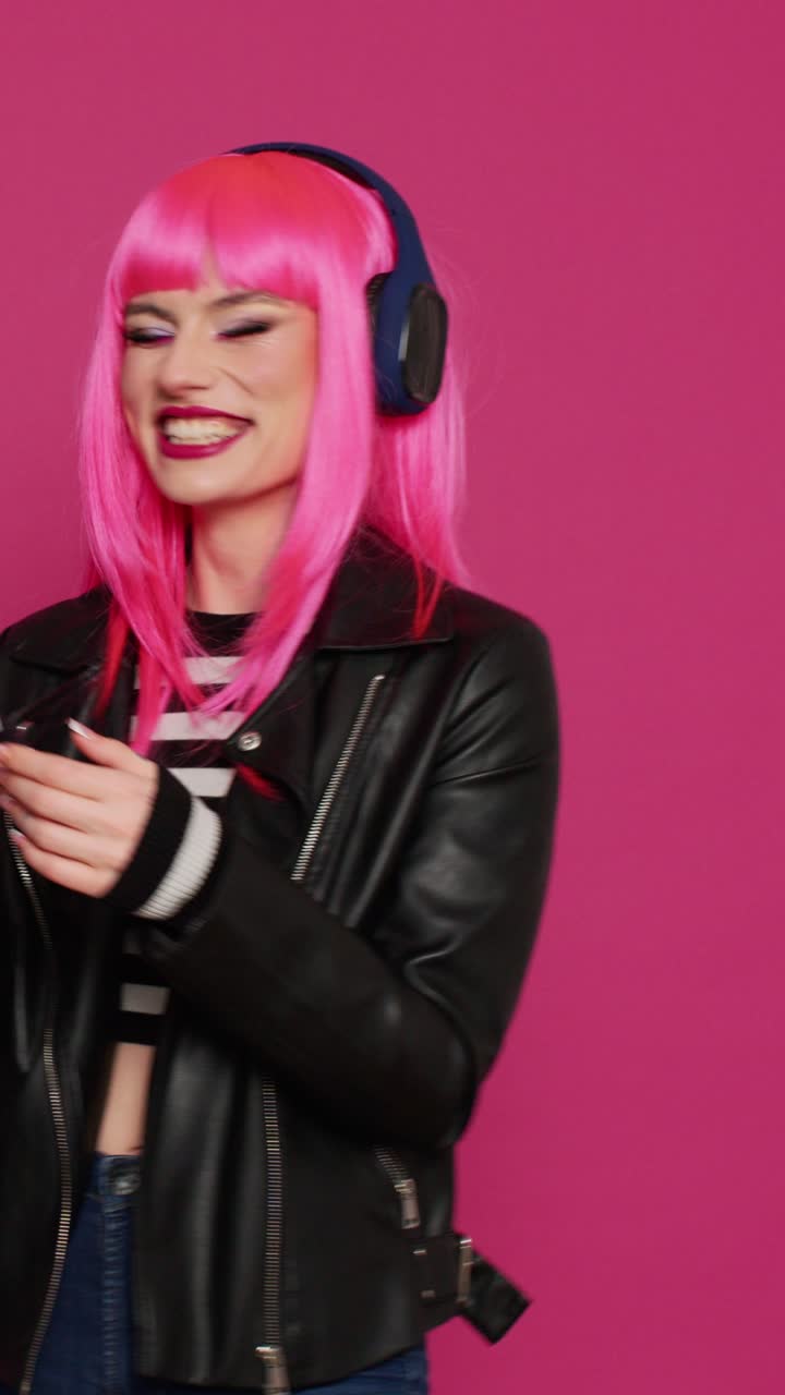 Vertikal video: Kul, trendy person som lytter til musikk og bruker sosiale medier