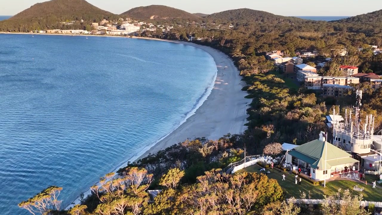 Vista aérea de drone de água turquesa e praia de areia em Nelson Bay, Austrália