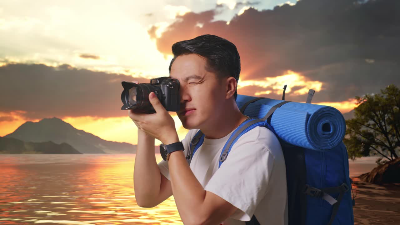 vista lateral de cerca de un excursionista masculino asiático con una mochila de montañismo usando una cámara tomando una foto en un lago