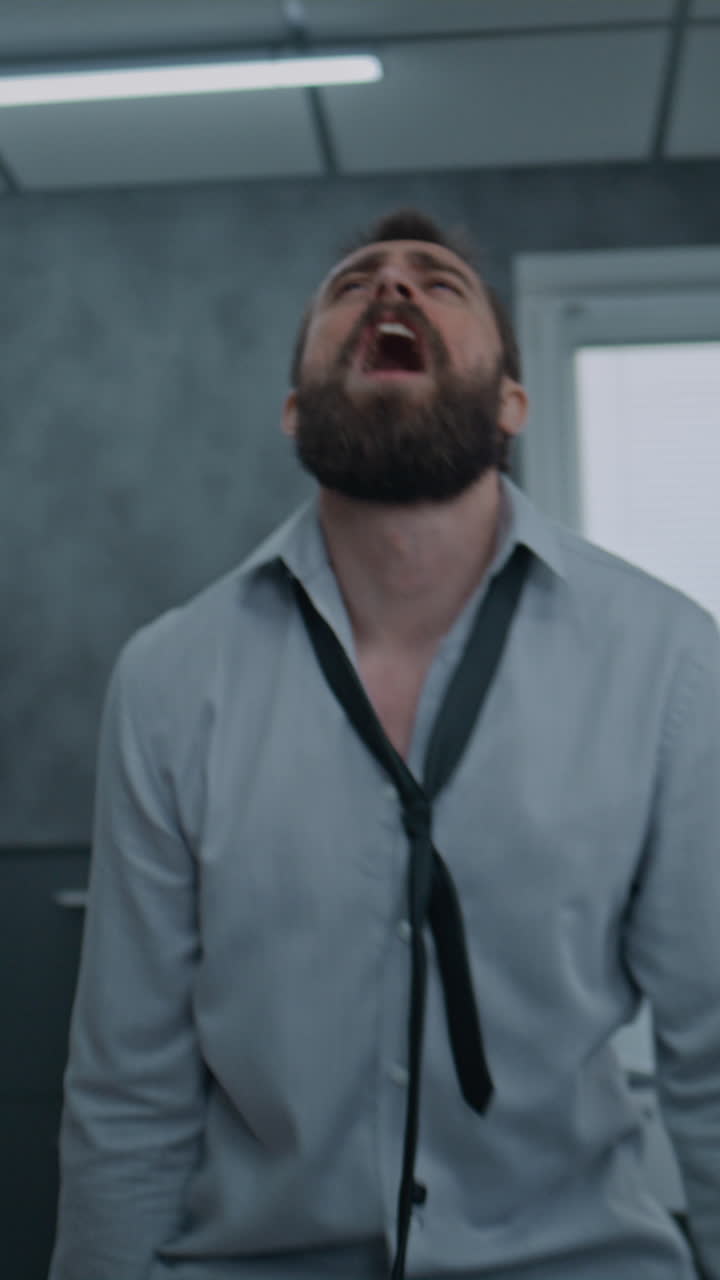 un hombre de negocios molesto.