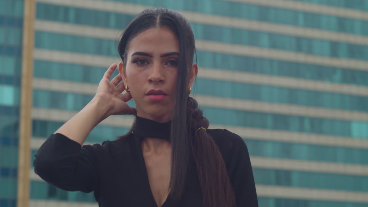 una joven con tacos rojos en un techo en port of spain, trinidad